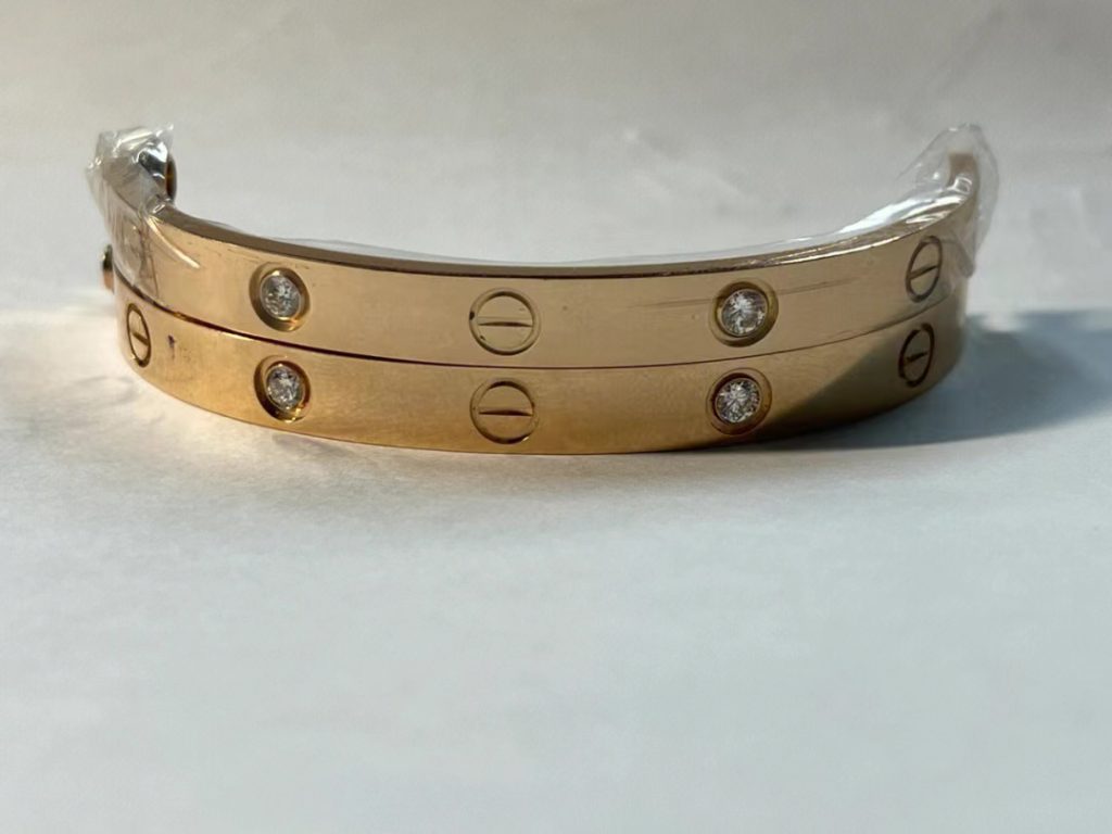 Cartier 4 diamonds bracelet VS authentic one