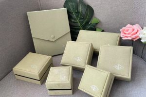Van-Cleef-Arpels-Jewelry-Box-And-Package-1